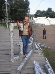 Буква G в композиции из микросхем