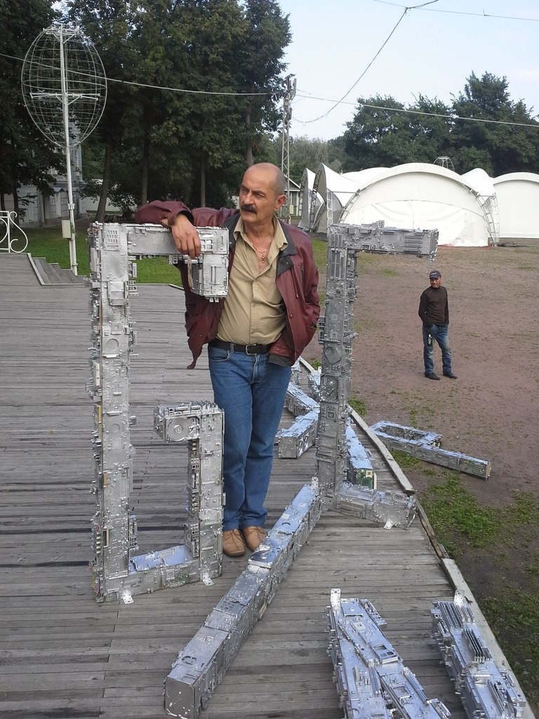 Буква G в композиции из микросхем